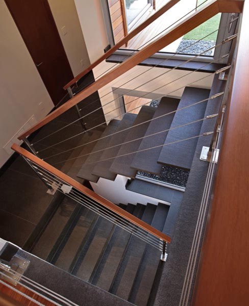 Фото лестницы в коридоре здания.