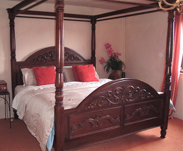 Интерьер спальной комнаты в красных тонах.