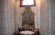 Фото туалетной комнаты со старинным интерьером.