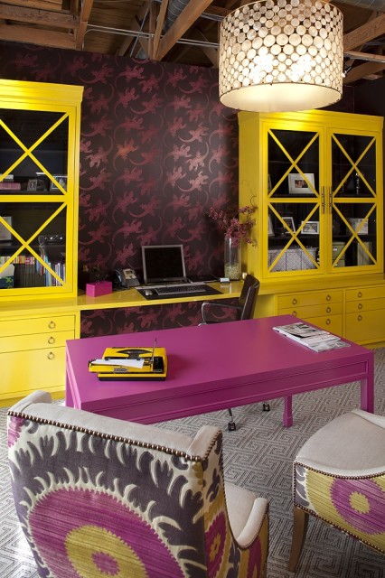 Современный дизайн рабочего места в фиолетово-желтых оттенках