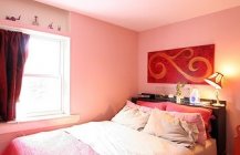 Розовая комната с диваном